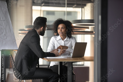 Canvas Print African American businesswoman consulting client in boardroom