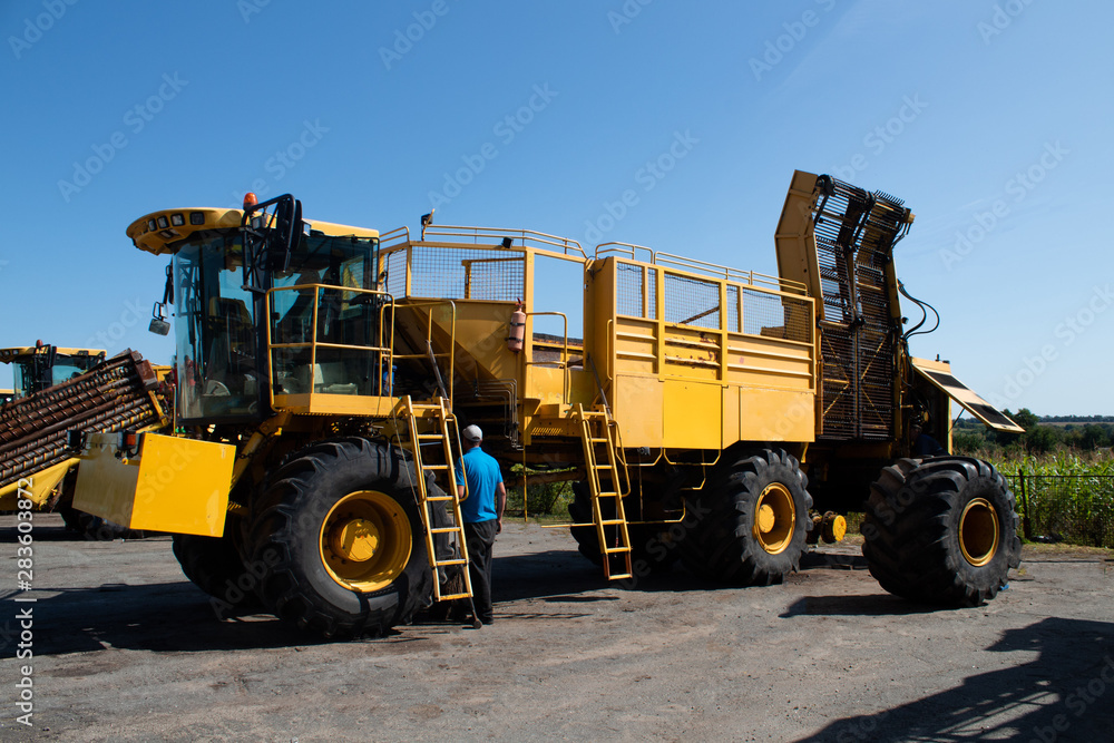 Repair of beet-harvesting equipment on a specially equipped site