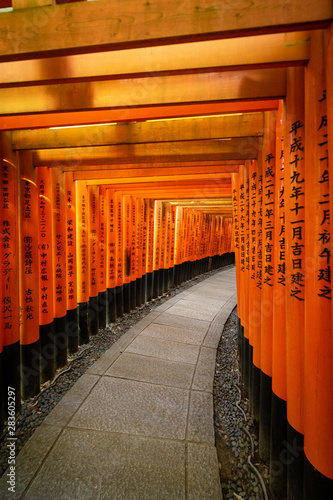 Suite de portails rouge avec de la lumière au Japon