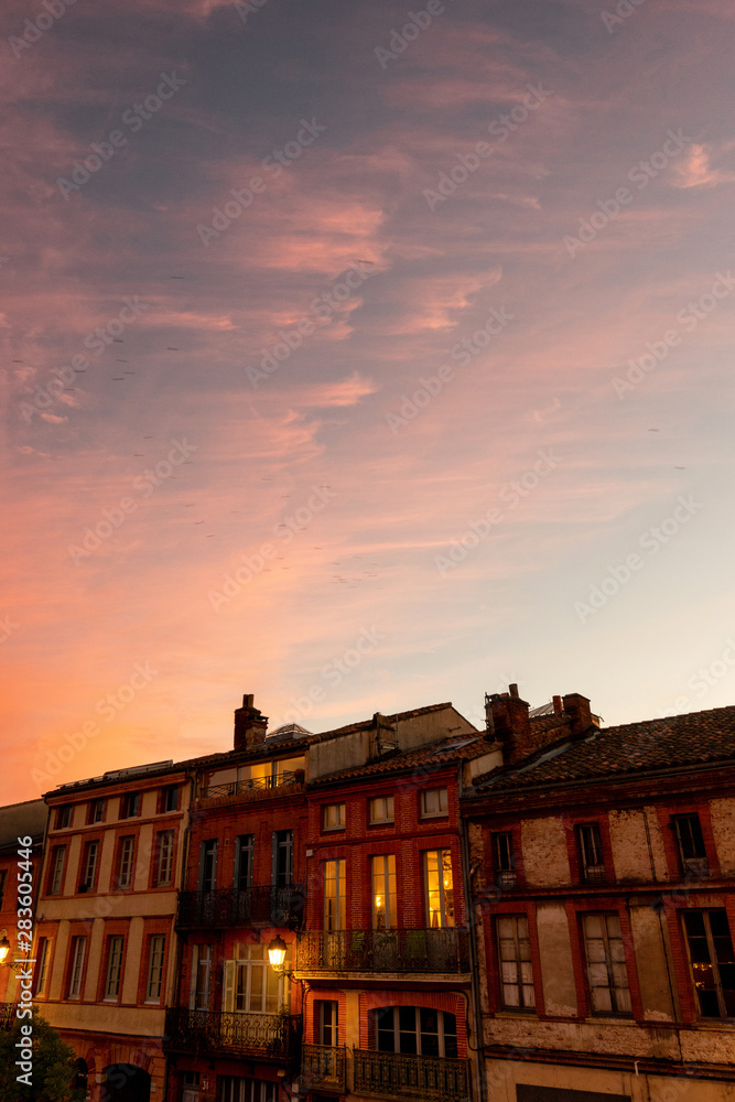 Un ciel de coucher de soleil sur la ville traditionnelle à Toulouse