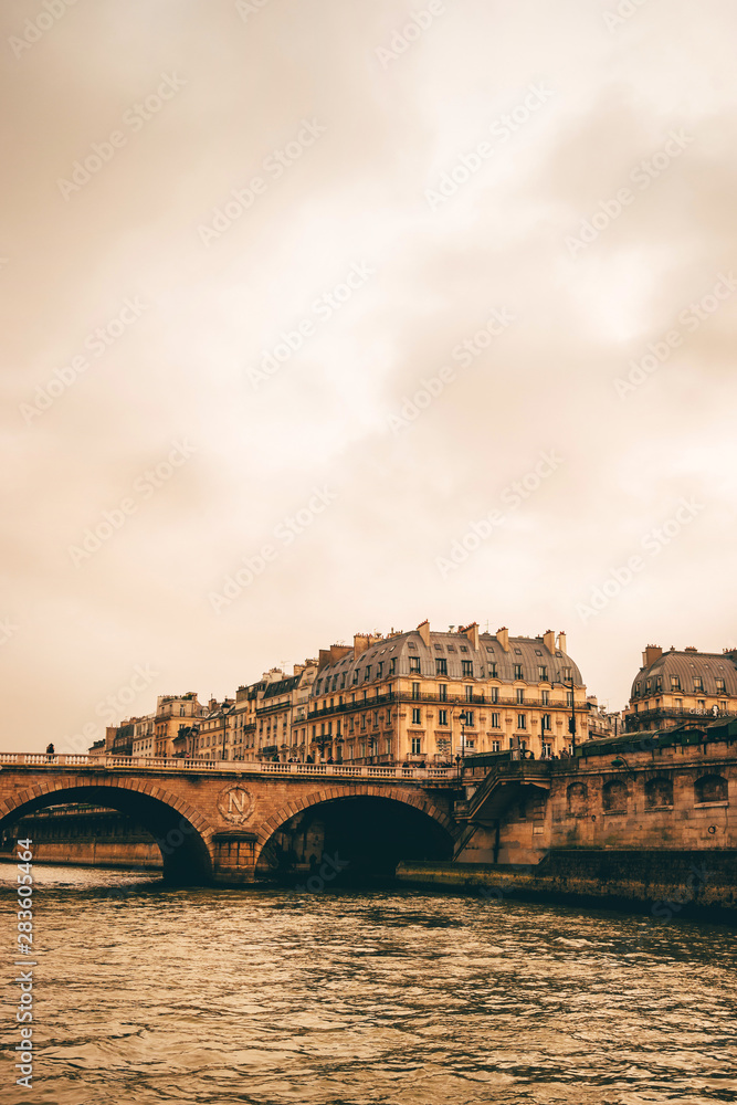 Paris depuis la rivière la Seine sous les nuages