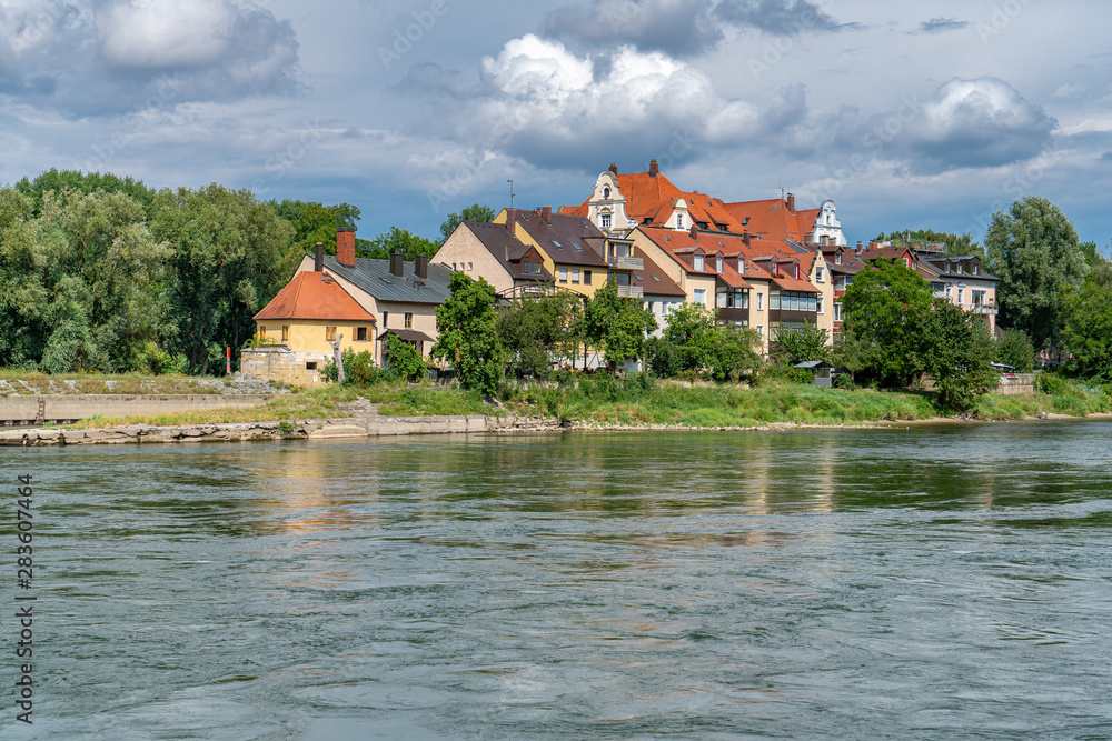 Wohnsiedlung auf der Flussinsel in der Donau in Regensburg
