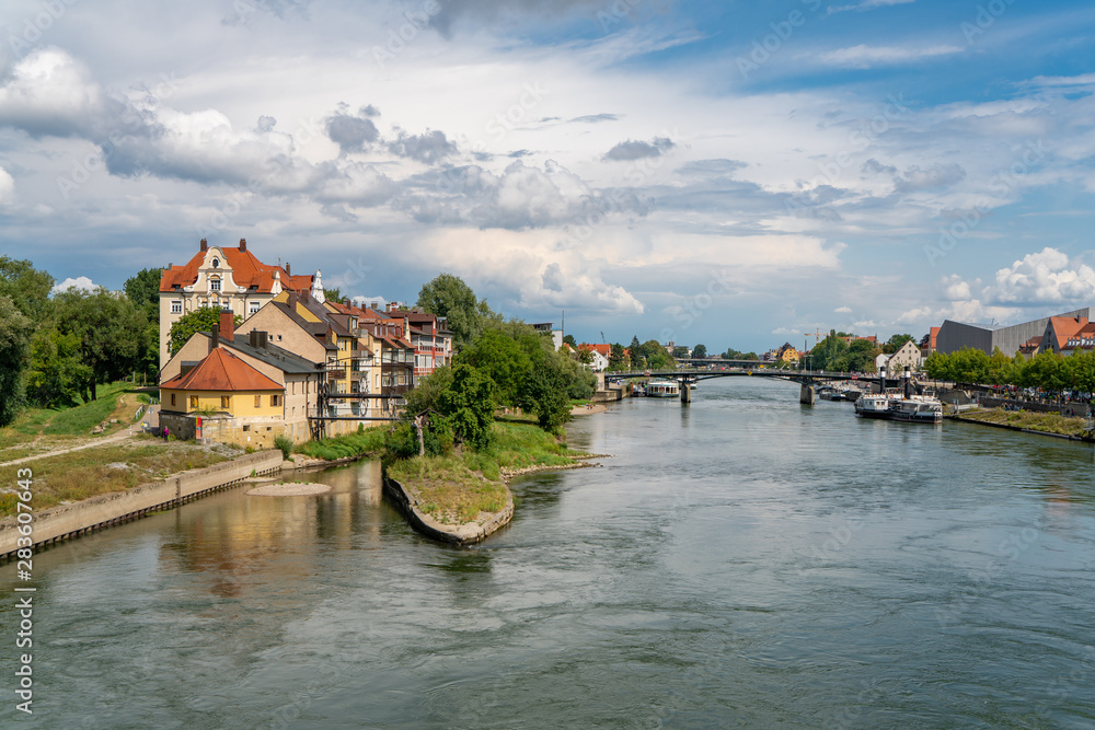Blick auf die Donau und den Unteren Wöhrd in Regensburg