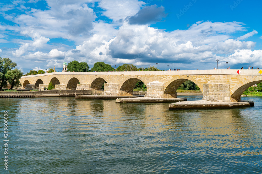 Die Steinerne Brücke über der Donau in Regensburg