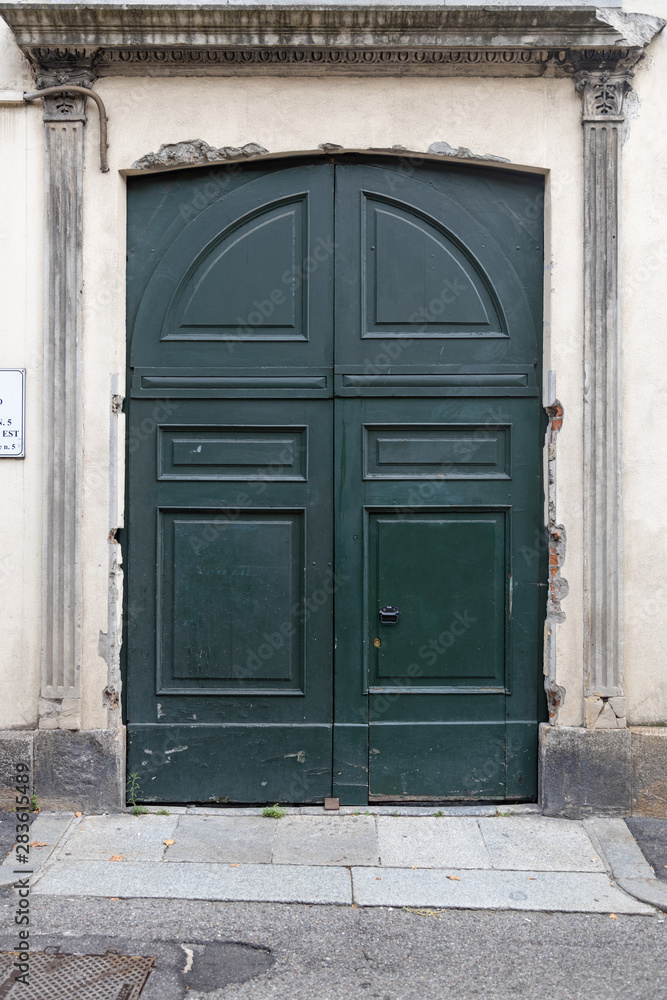 porta di legno verde palazzo italia