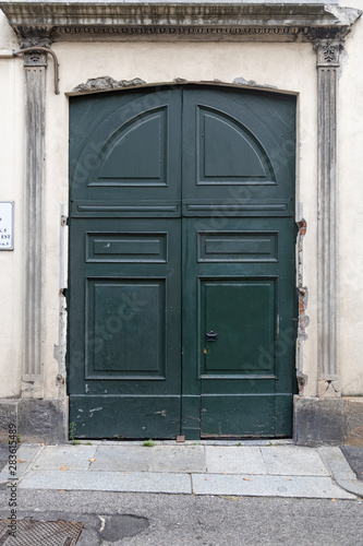porta di legno verde palazzo italia