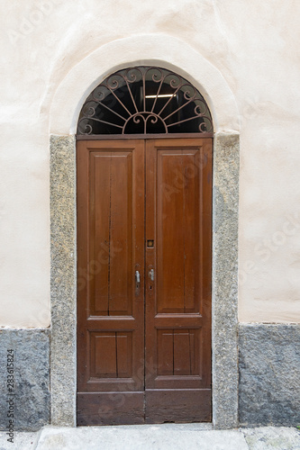 tradizionale porta di legno ad arco, italia