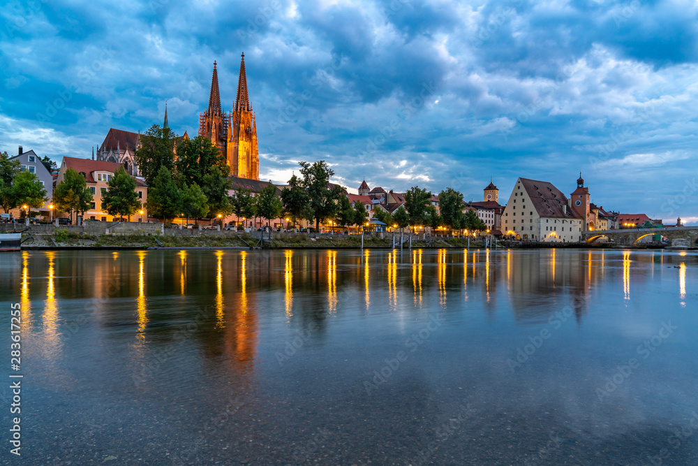 Abendliche Beleuchtung am Donau-Ufer in Regensburg
