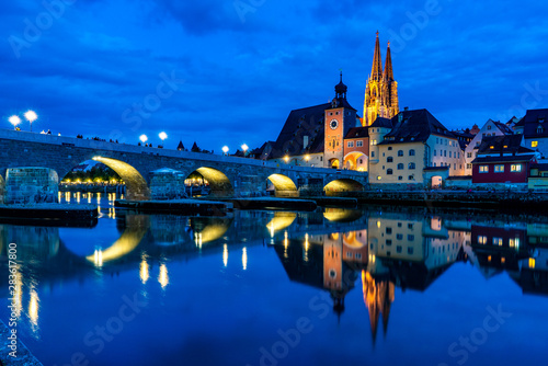 Regensburg an der Donau bei Nacht photo