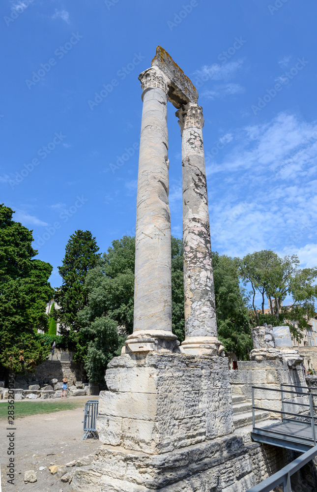 Colonnes romaines ,arènes d'Arles France
