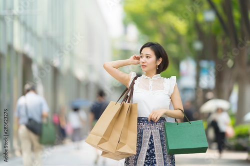東京 原宿 表参道 ショッピングをする女性