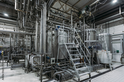 Papier peint Modern brewing equipment in beer factory, steel vats for fermentation and matura