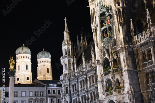Fényképezés Das neue Rathaus Frauenkirche Marienplatz Mariensäule Bayern Deutschland Europa