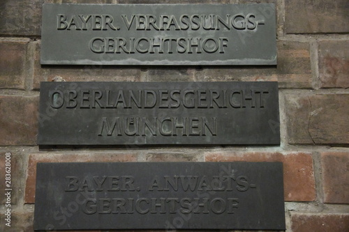 Bayerischer Verfassungsgerichtshof Verfassungsgericht Bayern München Oberlandesgericht Anwaltsgerichtshof Gerichtshof Urteil Urteilsspruch Gerichtsurteil Recht Schild Richter Schilder Prielmayerstr.  