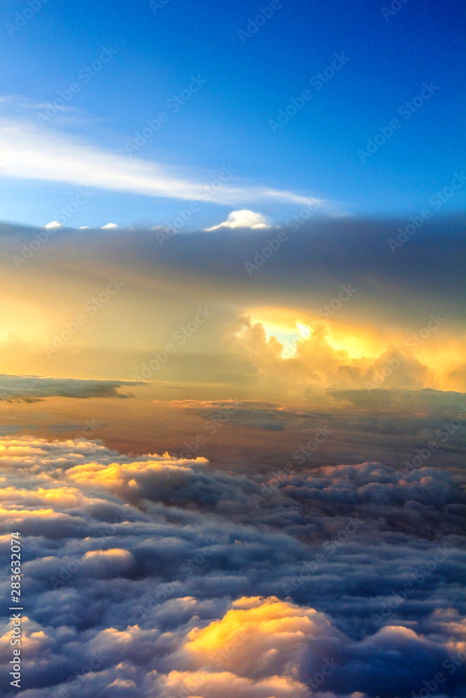 Fototapeta Spektakularna scena nieba z chmurami i jasnym światłem słonecznym w tle