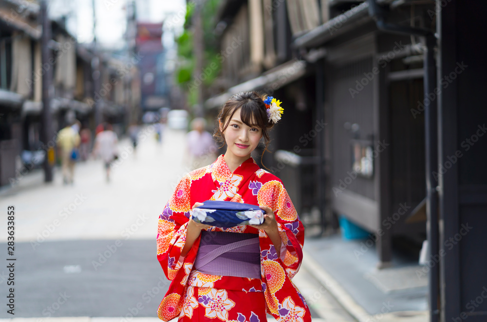 お中元を持つ浴衣の女性　京都　祇園