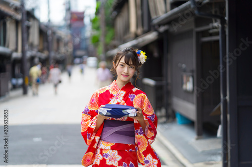 お中元を持つ浴衣の女性 京都 祇園