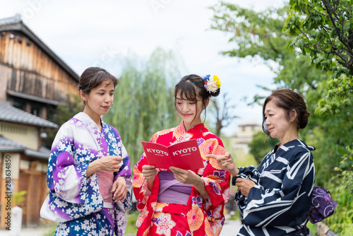 京都観光 女子旅 イメージ 3人 浴衣 祇園 ガイドブック