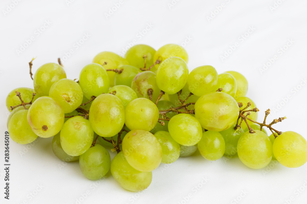 Ramo de uvas verdes en fondo blanco