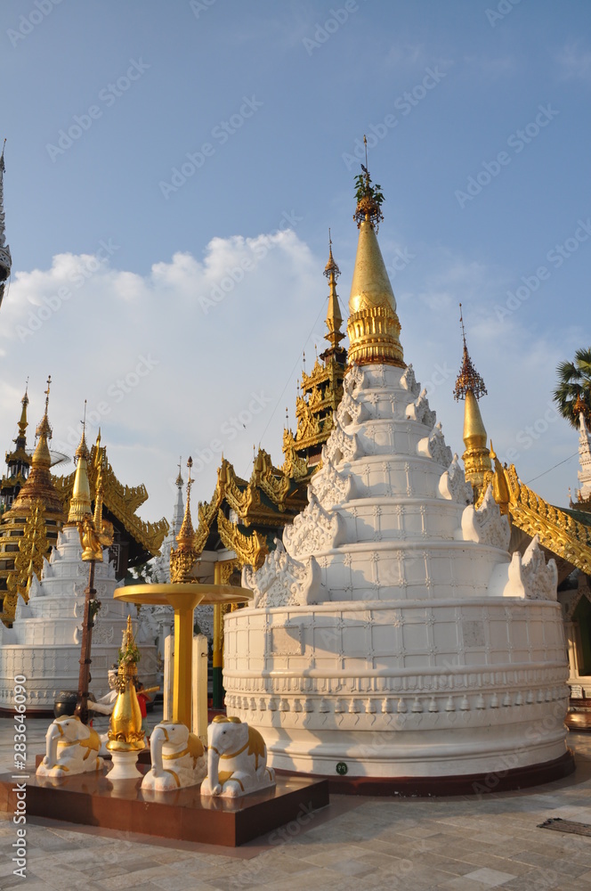 Fototapeta premium Shwedagon Pagoda and temples of Yangon in Myanmar