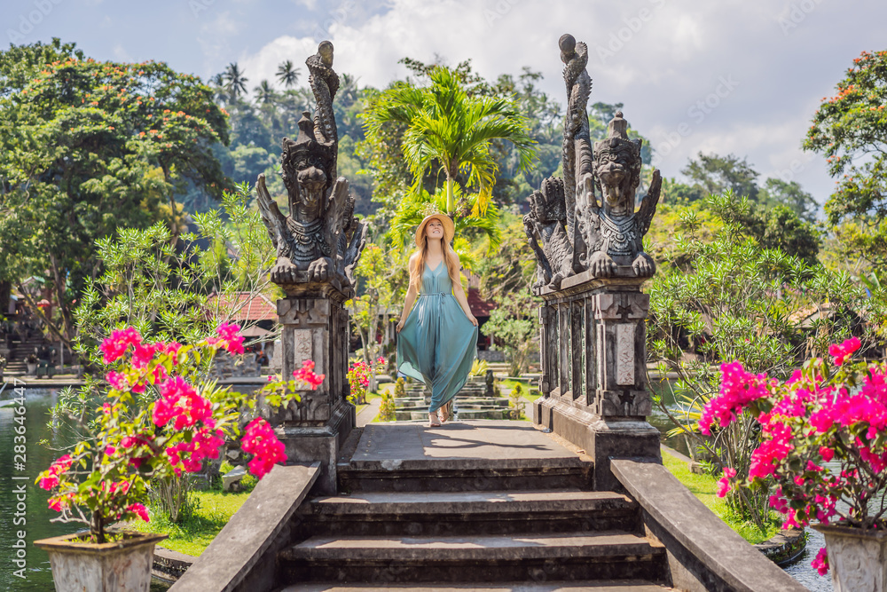 Φωτογραφία Young woman tourist in Taman Tirtagangga, Water palace, Water park, Bali Indones