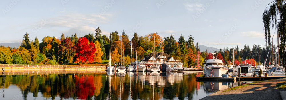 Fototapeta premium Autumn panoramic view of Vancouver skyline as seen from Stanley Park, British Columbia, Canada.