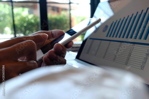 Foto Use of the phone for work, scanning for information on business operations and online shopping and investment, business, finance, accounting