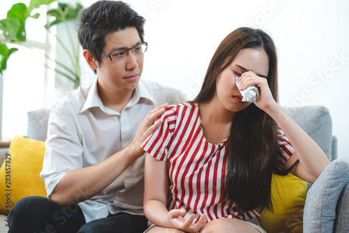Cuadro en lienzo Man consoling his dear ones who are sad.