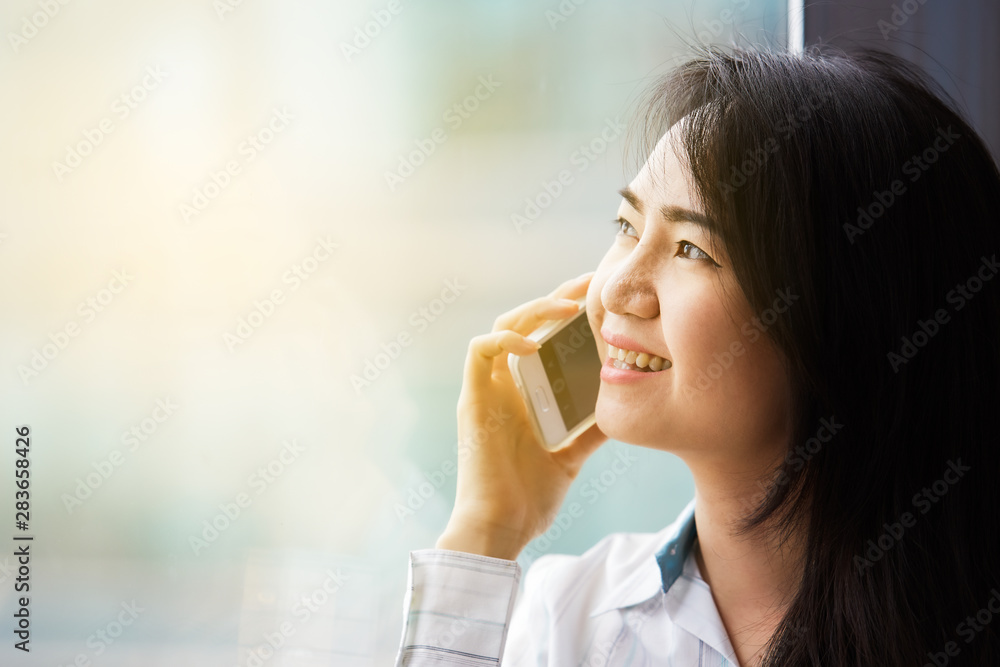 Asian busniness woman Is talking on a mobile phone Asian busniness woman Is talking on a mobile phone