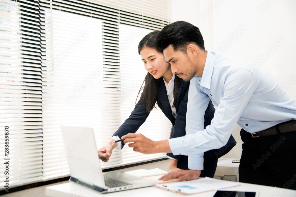 Head and subordinate Which is a team of professionals and colleagues Being consulted at office. Head and subordinate Which is a team of professionals and colleagues Being consulted at office.