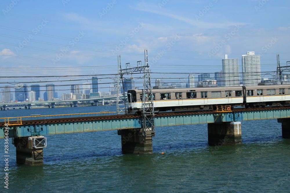 淀川を渡る阪神なんば線の電車と梅田方面の風景