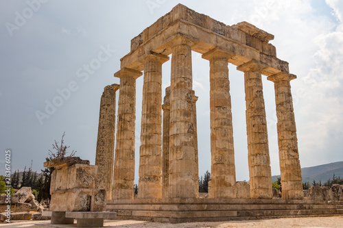 Obraz na płótnie The Temple of Nemean Zeus in the ancient Nemea archeological site, Peloponnese, Greece w salonie