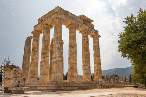 Obraz na płótnie The Temple of Nemean Zeus in the ancient Nemea archeological site, Peloponnese, Greece w salonie