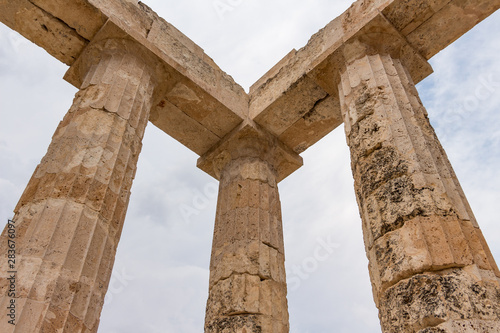 Obraz na płótnie Pillars of the temple of Zeus in the ancient Nemea archeological site, Peloponnese, Greece w salonie