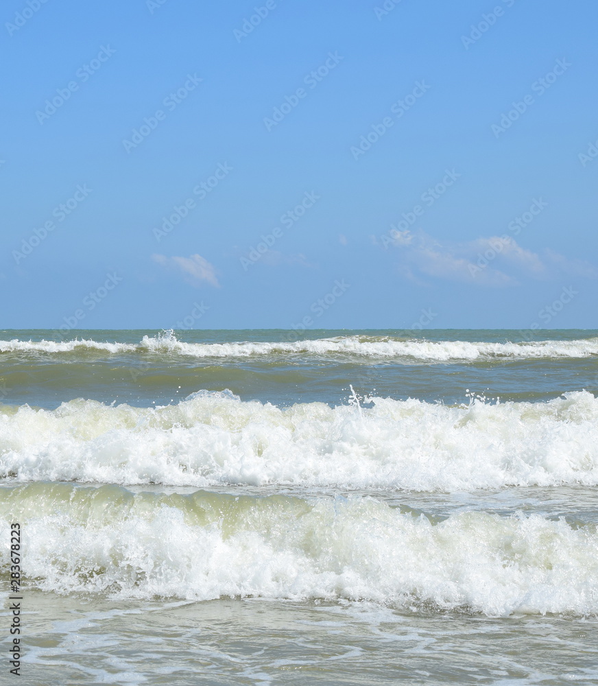 Meer nach einer Gewitternacht im Aufruhr Meer nach einer Gewitternacht im Aufruhr
