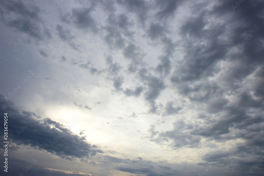Dramatische Wolken bei Sonnenaufgang über dem Meer Dramatische Wolken bei Sonnenaufgang über dem Meer