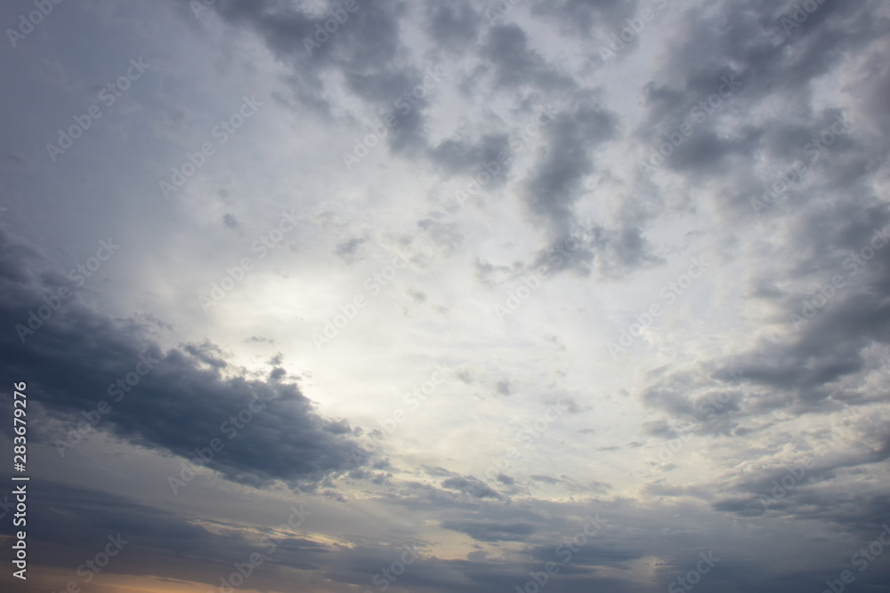 Dramatische Wolken bei Sonnenaufgang über dem Meer