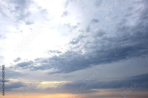 Dramatische Wolken bei Sonnenaufgang über dem Meer