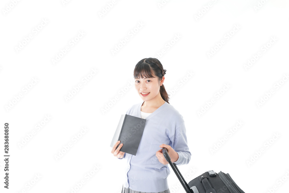 ガイドブックを持ち一人旅をする若い女性 ガイドブックを持ち一人旅をする若い女性