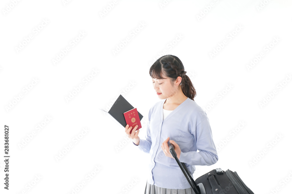 ガイドブックを持ち一人旅をする若い女性 ガイドブックを持ち一人旅をする若い女性