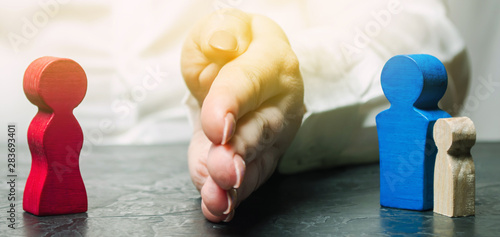 фотографія The hand separates the father with the child from the mother
