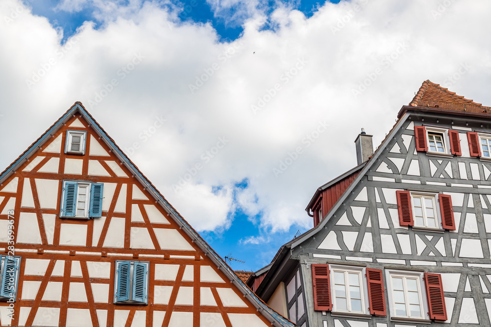 Fachwerkhäuser Backnang Marktstraße mit blauem Himmel und Wolken