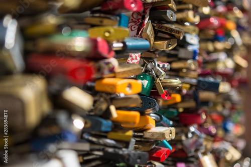 Wallpaper Mural muchos candados  del amor en la barandilla del puente Torontodigital.ca