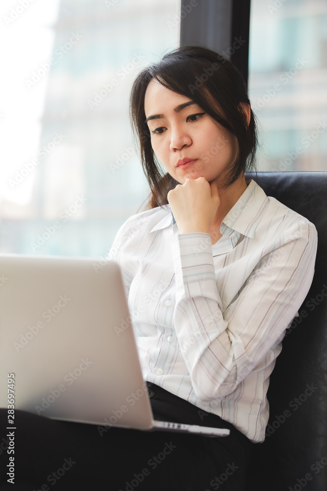 Fototapeta premium Beautiful business woman using a laptop computer.