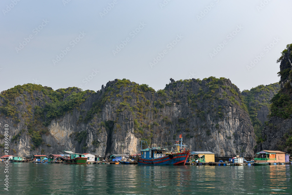 Vue rapprochée sur la Baie d'Ha Long et de Lan Ha avec des bateaux qui naviguent