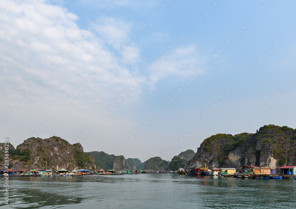 Vue rapprochée sur la Baie d'Ha Long et de Lan Ha avec des maisons formant des villages flottant