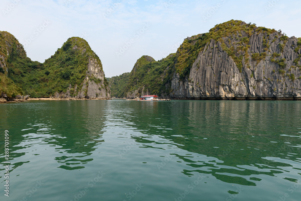 Vue rapprochées de la baie d'Ha Long et de la baie de Lan Ha Vue rapprochées de la baie d'Ha Long et de la baie de Lan Ha
