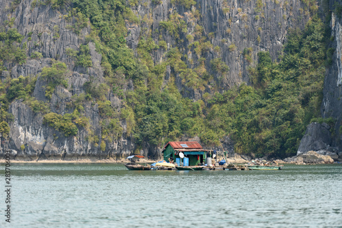 Vue rapprochée sur la Baie d'Ha Long et de Lan Ha avec des maisons formant des villages flottant