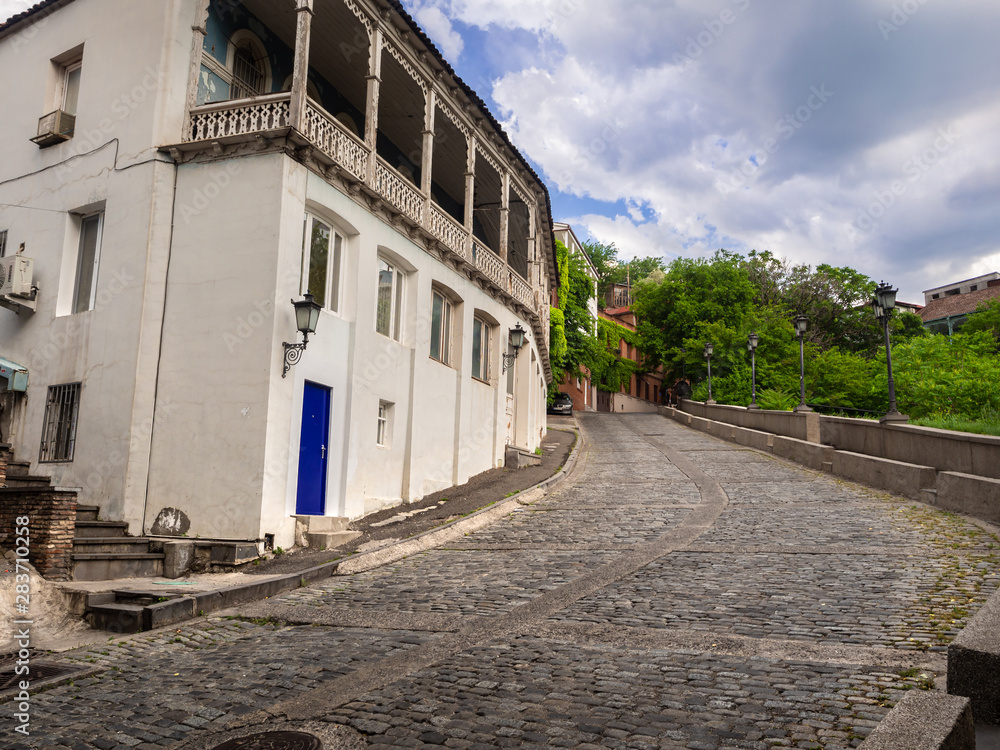 Φωτογραφία Traditional street paved with stone at the center of Tbilisi