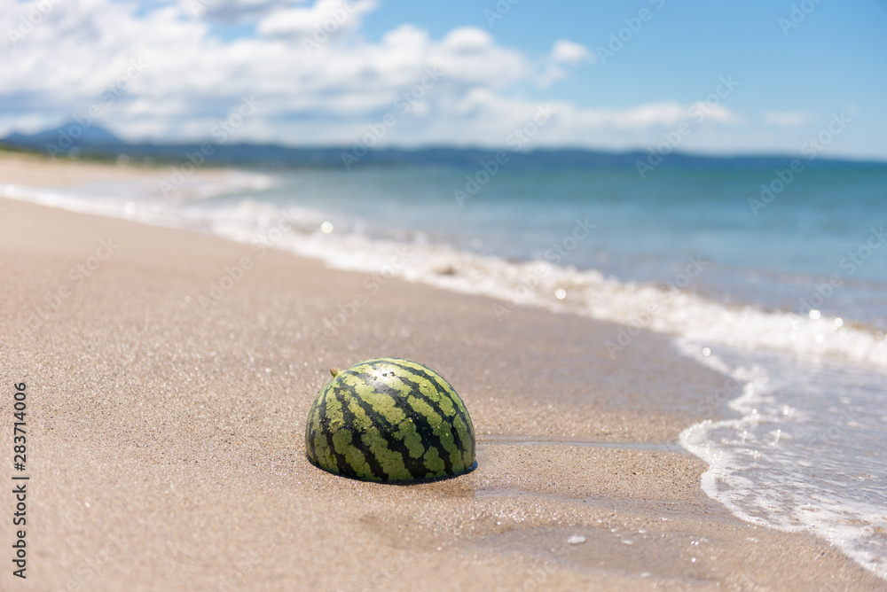 砂浜とスイカ 砂浜とスイカ